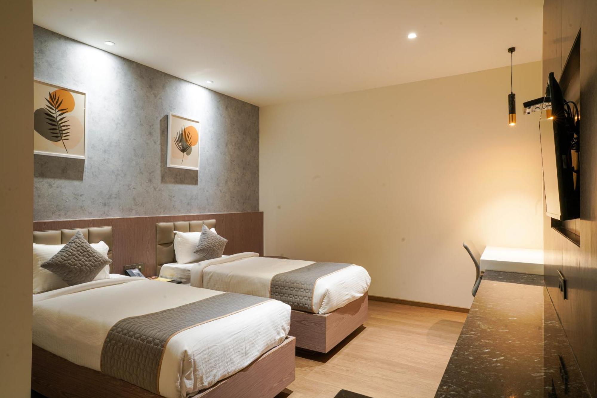 Hotel Tulips Grand Hyderabad Bagian luar foto